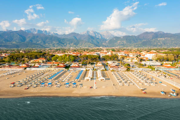 La costa della Versilia verso Forte dei Marmi, con le Alpi Apuane sullo sfondo
